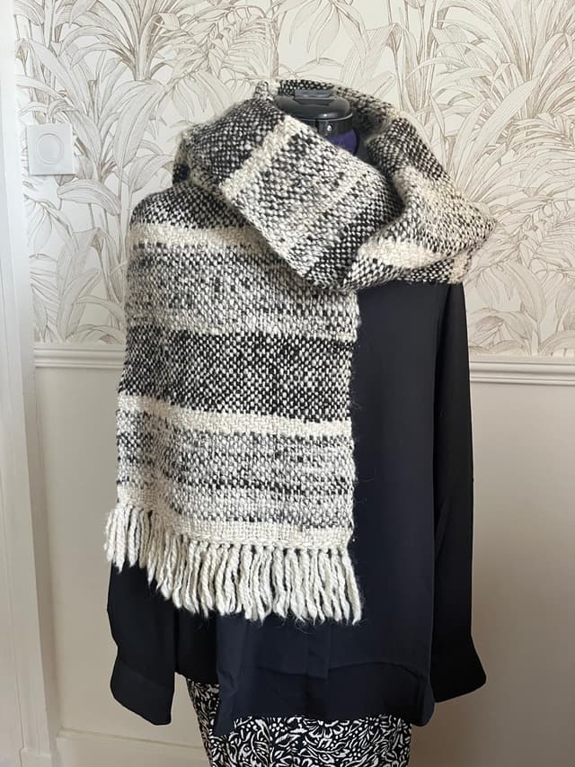 Echarpe noire et blanche